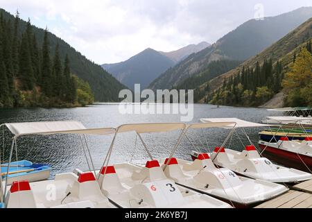 Lago di Kolsay inferiore, Parco Nazionale dei Laghi di Kolsay, Saty, Monti Tien Shan, Regione di Almaty, Kazakistan, Asia centrale Foto Stock