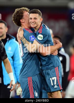 ALKMAAR - (lr) Mats Wieffer di Feyenoord, Sebastian Szymanski di Feyenoord celebrano la vittoria del 1-3 dopo la partita olandese di Eredivie tra AZ Alkmaar e Feyenoord allo stadio AFAS il 16 ottobre 2022 ad Alkmaar, Paesi Bassi. ANP OLAF KRAAK Foto Stock