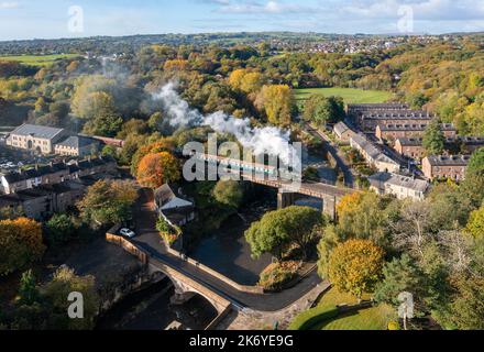 East Lancashire Railway Steam Gala, Bury, Regno Unito. 16th ottobre 2022. LNWR Coal Tank 1054 08:45 Bury a Rawtenstall attraversando Brooksbottom Viadotto a Summerseat in pieno boom autunnale. Credit: Tom McAtee/Alamy Live News Foto Stock