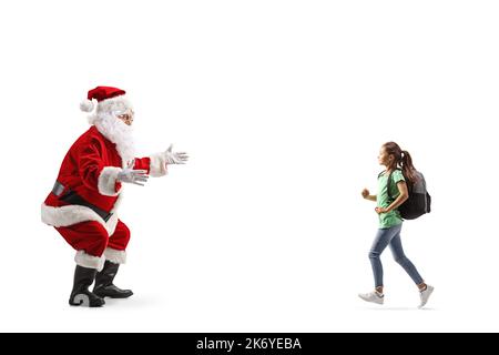 Profilo a tutta lunghezza di una ragazza con uno zaino che corre verso babbo natale isolato su sfondo bianco Foto Stock