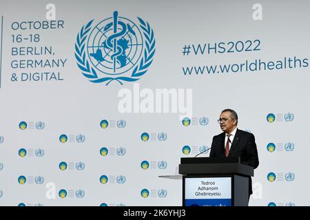 Berlino, Germania. 16th Ott 2022. Tedros Adhanom Ghebreyesus, Direttore Generale dell'Organizzazione Mondiale della Sanità (OMS), interviene alla cerimonia di apertura del Vertice Mondiale della Sanità del 14th. Il vertice internazionale dell'OMS sulla salute si tiene ogni anno a Berlino dal 2009. Credit: Carsten Koall/dpa/Alamy Live News Foto Stock