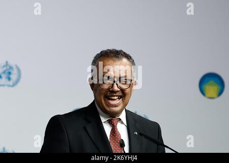 Berlino, Germania. 16th Ott 2022. Tedros Adhanom Ghebreyesus, Direttore Generale dell'Organizzazione Mondiale della Sanità (OMS), interviene alla cerimonia di apertura del Vertice Mondiale della Sanità del 14th. Il vertice internazionale dell'OMS sulla salute si tiene ogni anno a Berlino dal 2009. Credit: Carsten Koall/dpa/Alamy Live News Foto Stock