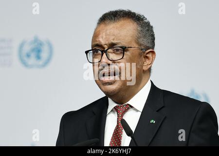 Berlino, Germania. 16th Ott 2022. Tedros Adhanom Ghebreyesus, Direttore Generale dell'Organizzazione Mondiale della Sanità (OMS), interviene alla cerimonia di apertura del Vertice Mondiale della Sanità del 14th. Il vertice internazionale dell'OMS sulla salute si tiene ogni anno a Berlino dal 2009. Credit: Carsten Koall/dpa/Alamy Live News Foto Stock