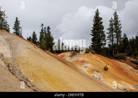 Sulphur opere nel Parco Nazionale vulcanico di Lassen. Prese d'aria idrotermali a Lassen, California Foto Stock