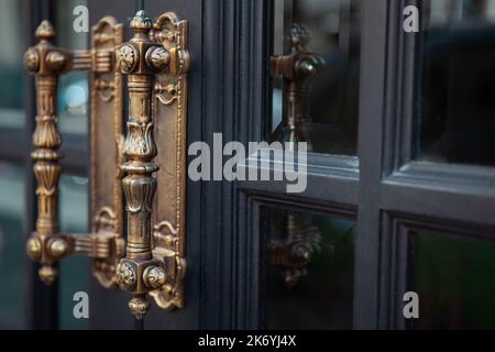 Maniglie in ottone su una porta blu in legno Foto Stock