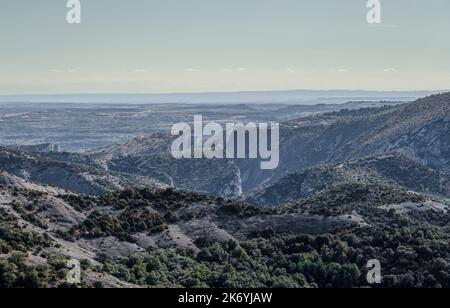 Un grande difetto e piega nella terra, Parque Natural de la Sierra y los Cañones de Guara nelle montagne dei Pirenei spagnoli Foto Stock