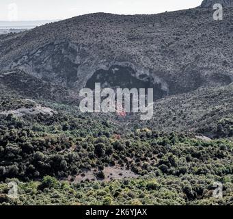 Un grande difetto e piega nella terra, Parque Natural de la Sierra y los Cañones de Guara nelle montagne dei Pirenei spagnoli Foto Stock