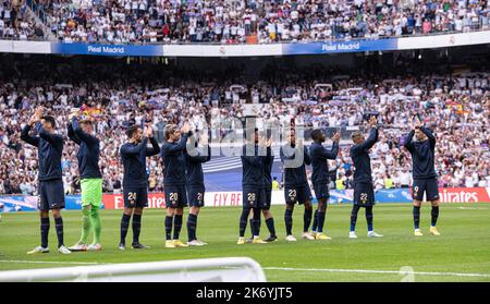 Madrid, Spagna. 16th ottobre 2022; stadio Santiago Bernabeu, Madrid, Spagna: La Liga Santander football, Real Madrid CF vs FC Barcelona; i giocatori di Barcellona salutano i loro fan Credit: Action Plus Sports Images/Alamy Live News Foto Stock