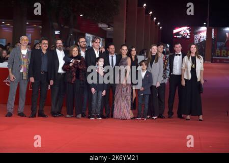 Roma, Italia. 15th Ott 2022. ROMA, ITALIA - 15 OTTOBRE: Cast partecipa al tappeto rosso di 'il Principe di Roma' durante il 17th° Festival del Cinema di Roma all'Auditorium Parco della Musica, il 15 ottobre 2022 a Roma. Credit: dpa/Alamy Live News Foto Stock