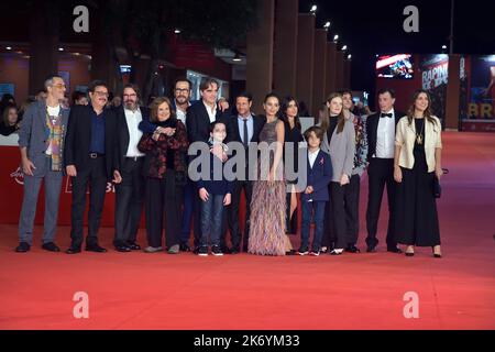 Roma, Italia. 15th Ott 2022. ROMA, ITALIA - 15 OTTOBRE: Cast partecipa al tappeto rosso di 'il Principe di Roma' durante il 17th° Festival del Cinema di Roma all'Auditorium Parco della Musica, il 15 ottobre 2022 a Roma. Credit: dpa/Alamy Live News Foto Stock