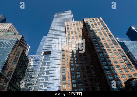 Architettura contrastante nei cantieri di Hudson, vista dalla High Line di New York City, USA 2022 Foto Stock