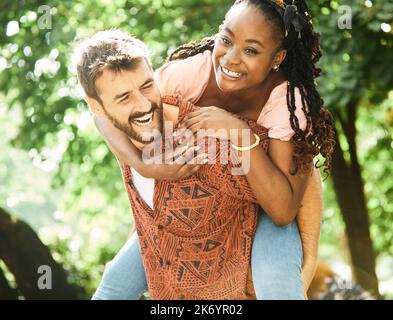 giovani coppie divertirsi gruppo felice amicizia studente lifestyle piggyback amore giovanile Foto Stock