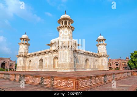 Incredibile Tomba di marmo di Itimad-ud-Daulah o Baby Taj Mahal ad Agra, India Foto Stock