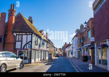 Strada alta di Hythe-a città costiera mercato sul bordo di Romney Marsh, nel quartiere di Folkestone e Hythe sulla costa meridionale del Kent Foto Stock