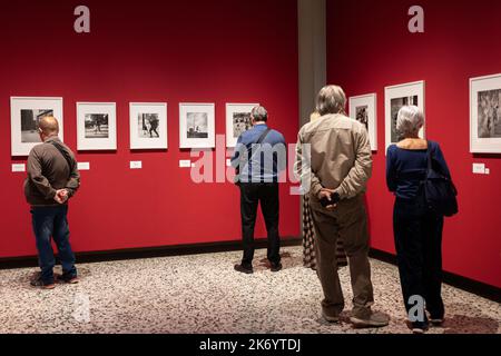 Persone che partecipano alla mostra dedicata a Robert Doisneau, tenutasi a Torino Foto Stock