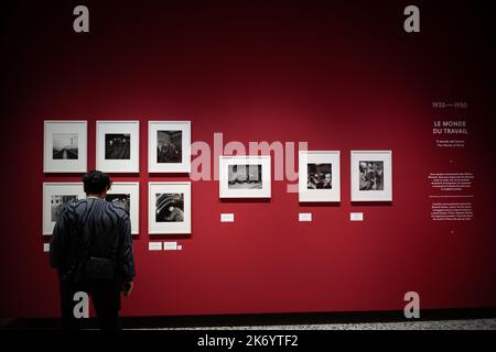 Persone che partecipano alla mostra dedicata a Robert Doisneau, tenutasi a Torino Foto Stock