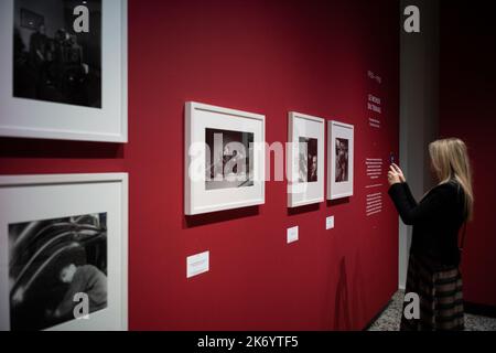 Persone che partecipano alla mostra dedicata a Robert Doisneau, tenutasi a Torino Foto Stock