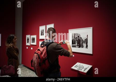 Persone che partecipano alla mostra dedicata a Robert Doisneau, tenutasi a Torino Foto Stock