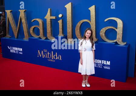 Alisha Weir partecipa alla prima mondiale "Matilda The Musical" di Roald Dahl al Gala di apertura serale durante il BFI London Film Festival 66th presso il Royal Festival Hall di Londra. Foto Stock