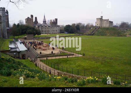 Cardiff, Galles: Una vista di Castle Green, Cardiff Castle e Norman Keep Foto Stock