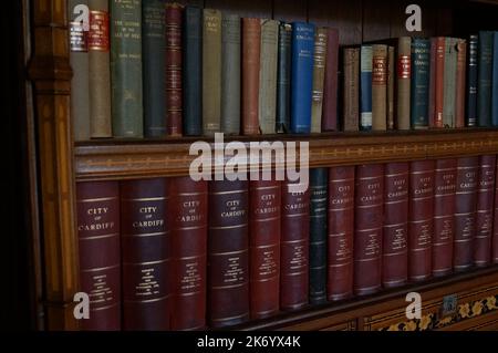 Cardiff, Galles (Regno Unito): Interno del Castello di Cardiff, libri su una libreria della Biblioteca Foto Stock