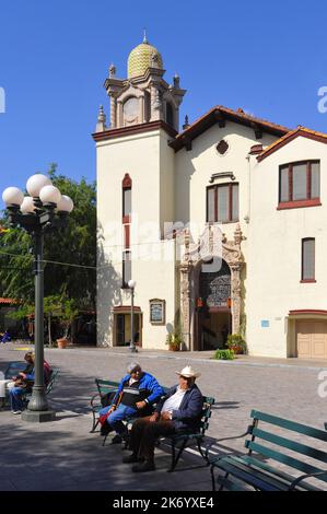 STATI UNITI. California. Los Angeles. El Pueblo de Los Angeles state Historic Park. La vecchia piazza con la chiesa di Nuestra Senora la Reine de Los Angeles, f Foto Stock