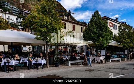 Fuori cena lungo il porto di Como, sul Lago di Como, Italia. Foto Stock