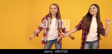 Ragazza amici. Ritratto di bambini amici. esprimere emozioni positive. Amicizia. Bambini allegri divertirsi. Casual ragazzi amici orizzontali Foto Stock