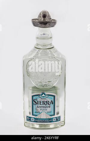 Kiev, Ucraina - 22 agosto 2021: Sparo studio di Sierra Antiguo Plata bottiglia di Tequila messicana primo piano contro bacground bianco. Si tratta di una bevera distillata