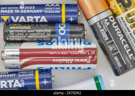 Kiev, Ucraina - July10, 2022: Batterie alcaline Philips Varta, Duracell, AA e AAA usate per dispositivi portatili primo piano. Foto Stock