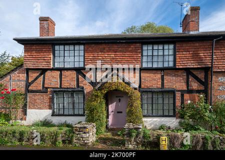 Attraente proprietà con travi in legno chiamato The Old House nel villaggio di Itchen Abbas, Hampshire, Inghilterra, Regno Unito Foto Stock