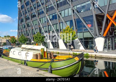 Barca chiatta olandese ormeggiata sul Canal Side Walk, Paddington Basin, Paddington, City of Westminster, Greater London, Inghilterra, Regno Unito Foto Stock