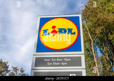 Cartello d'ingresso al supermercato Lidl, Stanwell Road, Ashford, Surrey, Inghilterra, Regno Unito Foto Stock