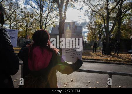 Berlino, Germania. 16th Ott 2022. I manifestanti si sono riuniti presso l'Ambasciata dell'Iran a Berlino il 16 ottobre 2022. La ragione dell'incontro è stata la seguente: Gli incidenti avvenuti nella prigione di Evin a Teheran dopo lo scoppio di un incendio il 15 ottobre. I manifestanti hanno sostenuto i segnali. Negli interventi hanno ricordato di essere pieni di rabbia e hanno chiesto il rilascio immediato dei prigionieri. La prigione è utilizzata principalmente per ospitare prigionieri politici, torturare e ucciderli, e questo deve cessare, e la politica tedesca deve esercitare maggiori pressioni sulla leadership iraniana. (Credit Image: © Michael Kuenne/PRESSCOV via ZUMA Press Wire) Foto Stock