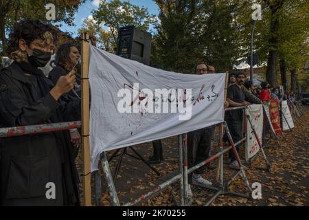 Berlino, Germania. 16th Ott 2022. I manifestanti si sono riuniti presso l'Ambasciata dell'Iran a Berlino il 16 ottobre 2022. La ragione dell'incontro è stata la seguente: Gli incidenti avvenuti nella prigione di Evin a Teheran dopo lo scoppio di un incendio il 15 ottobre. I manifestanti hanno sostenuto i segnali. Negli interventi hanno ricordato di essere pieni di rabbia e hanno chiesto il rilascio immediato dei prigionieri. La prigione è utilizzata principalmente per ospitare prigionieri politici, torturare e ucciderli, e questo deve cessare, e la politica tedesca deve esercitare maggiori pressioni sulla leadership iraniana. (Credit Image: © Michael Kuenne/PRESSCOV via ZUMA Press Wire) Foto Stock