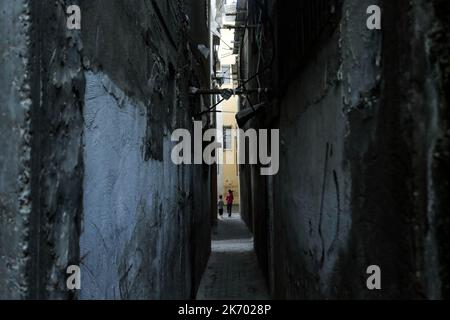 16 ottobre 2022, Città di Gaza, striscia di Gaza, Palestina: Bambini rifugiati palestinesi visti camminare attraverso un vicolo di fronte alla loro casa nella striscia di Gaza settentrionale. (Credit Image: © Mahmoud Issa/SOPA Images via ZUMA Press Wire) Foto Stock