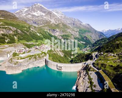 Diga d'acqua e lago serbatoio vista aerea sulle montagne delle Alpi che generano idroelettricità. Bassa impronta di CO2, decarbonizzazione, energia rinnovabile, sostenibile Foto Stock