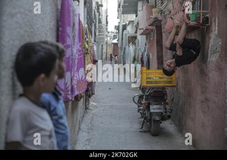 16 ottobre 2022, Città di Gaza, striscia di Gaza, Palestina: I bambini rifugiati palestinesi giocano fuori casa nella parte settentrionale della striscia di Gaza. (Credit Image: © Mahmoud Issa/SOPA Images via ZUMA Press Wire) Foto Stock