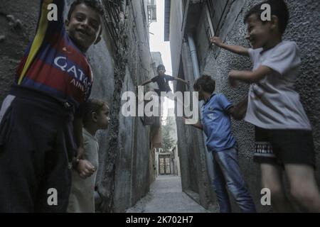 16 ottobre 2022, Città di Gaza, striscia di Gaza, Palestina: I bambini rifugiati palestinesi giocano fuori casa nella parte settentrionale della striscia di Gaza. (Credit Image: © Mahmoud Issa/SOPA Images via ZUMA Press Wire) Foto Stock