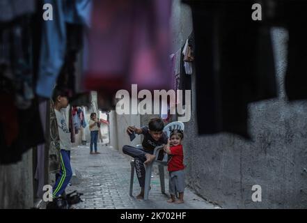 16 ottobre 2022, Città di Gaza, striscia di Gaza, Palestina: I bambini rifugiati palestinesi sono visti giocare davanti alla loro casa nella striscia di Gaza settentrionale. (Credit Image: © Mahmoud Issa/SOPA Images via ZUMA Press Wire) Foto Stock