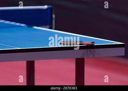 Tavolo da ping pong blu professionale e racchetta. Poster con tema sportivo orizzontale, biglietti d'auguri, intestazioni, sito Web e app Foto Stock