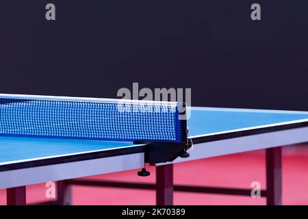 Tavolo da ping pong blu professionale. Poster a tema sportivo orizzontale, biglietti d'auguri, intestazioni, sito Web e app Foto Stock