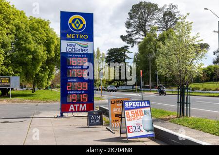 Stazione di benzina del combustibile della metropolitana nel villaggio di Lucknow Orange NSW, regione centrale dei tablelands, prezzi del combustibile e del diesel visualizzati, servizio della bottiglia di benzina, Australia Foto Stock