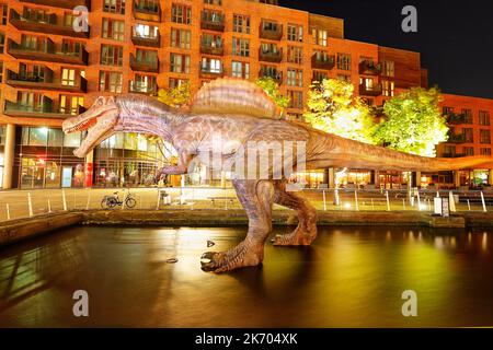 Replica di uno Spinosaurus al Grandy Wharf di Leeds, che fa parte del Leeds Dinosaur Trail Foto Stock