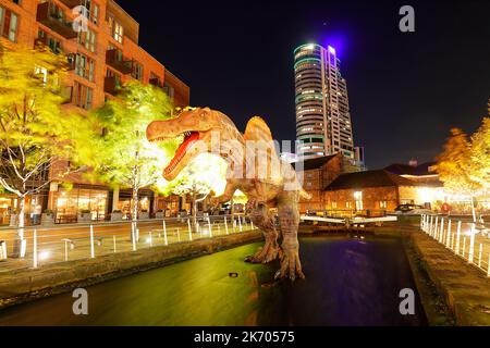 Un modello di riproduzione di un Spinosaurus al Grandy Wharf nel centro di Leeds come parte del Leeds Dinosaur Trail Foto Stock