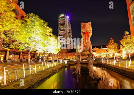 Un modello di riproduzione di un Spinosaurus al Grandy Wharf nel centro di Leeds come parte del Leeds Dinosaur Trail Foto Stock