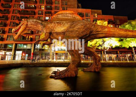 Replica di uno Spinosaurus al Grandy Wharf di Leeds, che fa parte del Leeds Dinosaur Trail Foto Stock