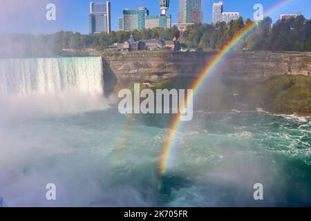 Arcobaleno sulla gola del Niagara visto dal lato americano delle cascate Foto Stock