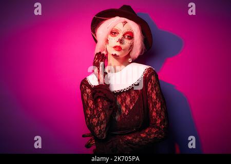 Strega in costume di Halloween con capelli grigi Foto Stock