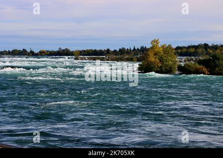 Le rapide del fiume Niagara sopra le Horseshoe Falls delle Cascate del Niagara fotografate da Goat Island sul lato americano delle cascate. Foto Stock